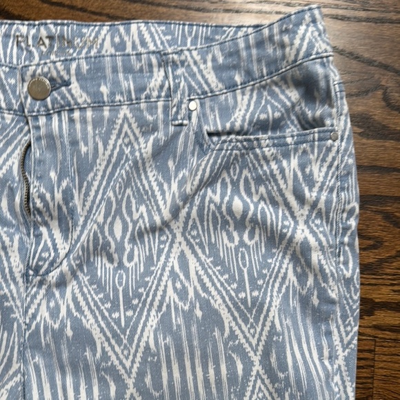 Chico's Platinum Blue and White Patterned Cropped Jeans size 12-14 (2.5) - Picture 4 of 8